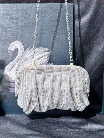 Kézzel készített estélyi clutch strassz kövekkel, felhő-stílusú dizájnnal (anyag: PU; bélés: vászon; mágneses zárás; vízszintes négyzet alak; telefontok)