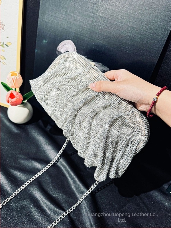 Kézzel készített estélyi clutch strassz kövekkel, felhő-stílusú dizájnnal (anyag: PU; bélés: vászon; mágneses zárás; vízszintes négyzet alak; telefontok)