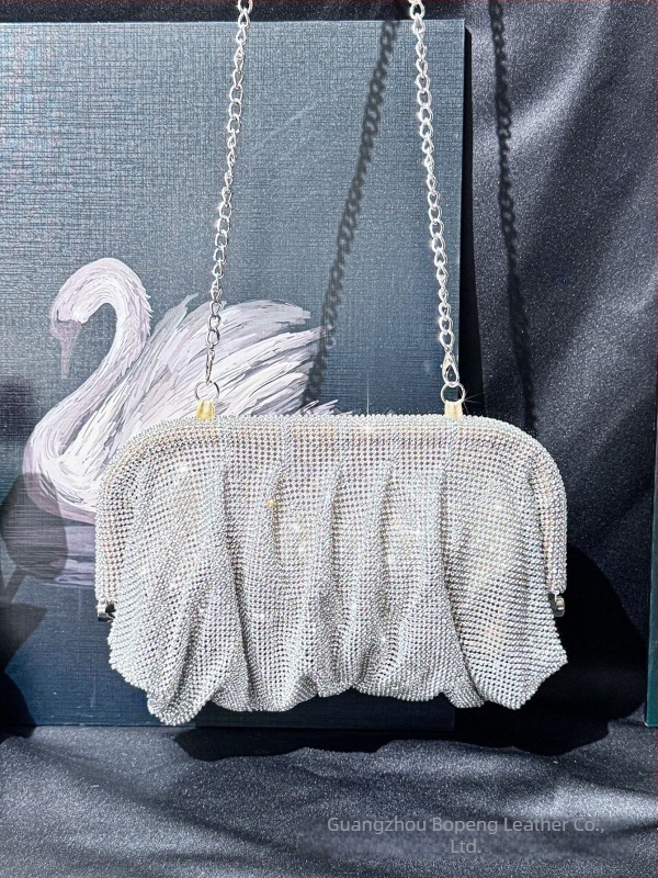 Kézzel készített estélyi clutch strassz kövekkel, felhő-stílusú dizájnnal (anyag: PU; bélés: vászon; mágneses zárás; vízszintes négyzet alak; telefontok)