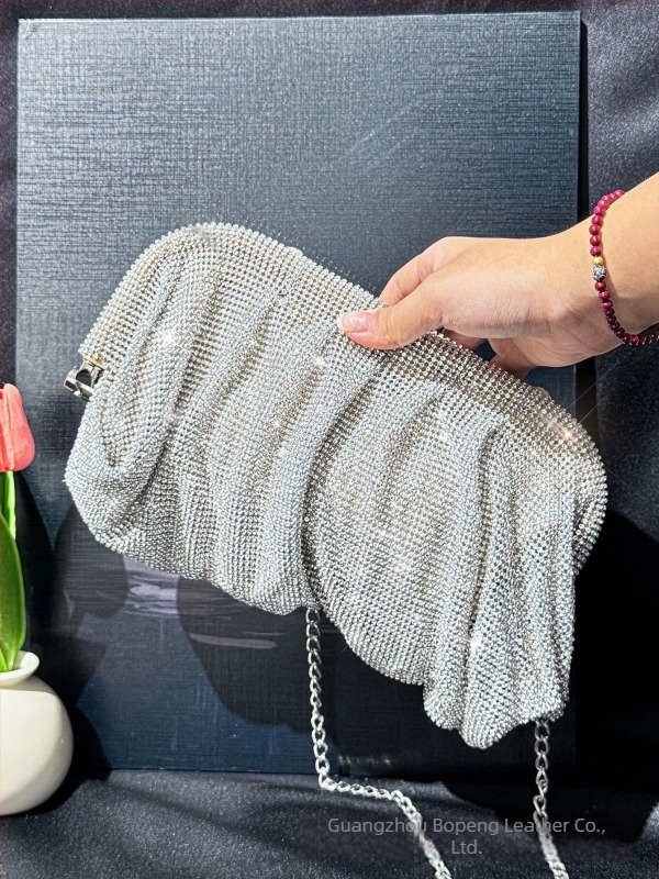 Kézzel készített estélyi clutch strassz kövekkel, felhő-stílusú dizájnnal (anyag: PU; bélés: vászon; mágneses zárás; vízszintes négyzet alak; telefontok)
