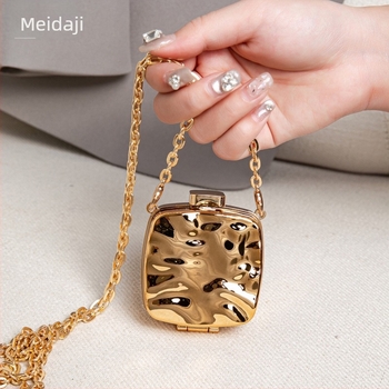 Medaji akril doboz válltáska lánccal, vízszintes négyszögletes forma, retesz-zár, belső ID zseb, mindennapi használat, utcai stílus