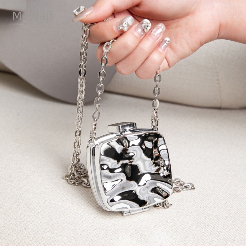 Medaji akril doboz válltáska lánccal, vízszintes négyszögletes forma, retesz-zár, belső ID zseb, mindennapi használat, utcai stílus