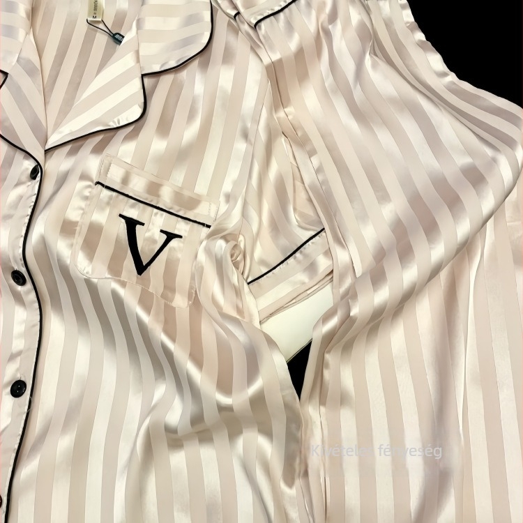 Pizsama – háromrészes ice silk készlet, galléros kivitel, 3/4-os ujjak, nadrág.
