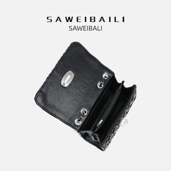 Női PU crossbody táska, horizontális négyszögletes forma, cipzáras nyitás, poliészter bélés, belső zsebek ( cipzáros zseb, telefontartó zseb, dokumentumzseb)