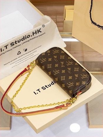 PU anyagú keresztpántos oldaltáska, cipzáras nyitás, vízszintes négyszögletes forma, telefon- és dokumentum zsebek, utcai stílus