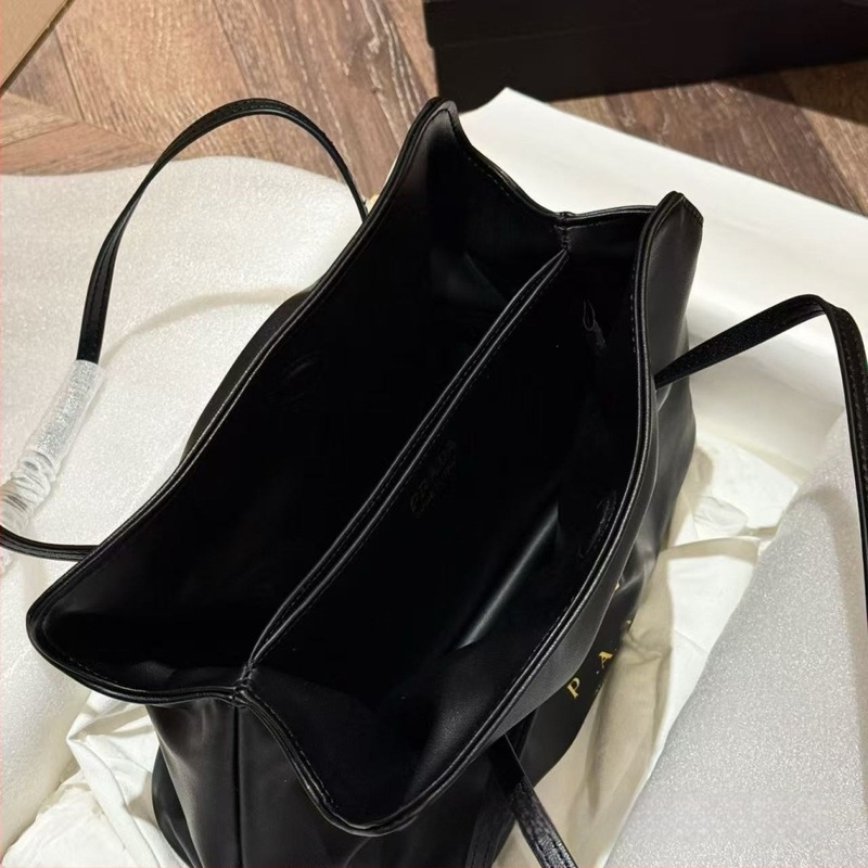 Női alkar-táska valódi bőrből (első réteg tehénbőrből), cipzáras záródás, vízszintes négyzet alakú forma, belső zsebek telefonhoz és dokumentumokhoz, városi minimalist stílus