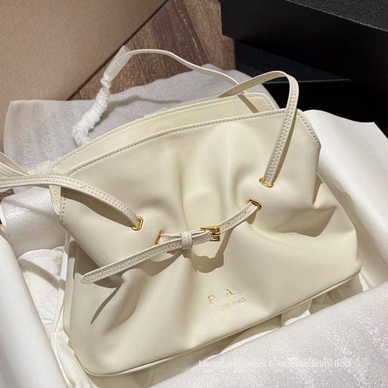 Női alkar-táska valódi bőrből (első réteg tehénbőrből), cipzáras záródás, vízszintes négyzet alakú forma, belső zsebek telefonhoz és dokumentumokhoz, városi minimalist stílus