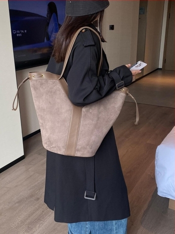 Női texturált bucket bag, utcai stílusú PU anyag, vízszintes négyszög alak, poliészter bélés, belső zsebek: rejtett cipzáros zseb, telefonzseb, ID-zseb