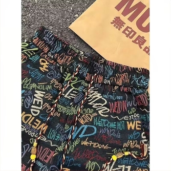 Dopamine Graffiti rövidnadrág – laza szabás, öt pont hossz, 100% poliészter, nyár 2025