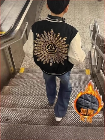 PU bőrhatású bomber dzseki álló gallérral, egyrészes gombolás, laza szabás, hímzett részletek