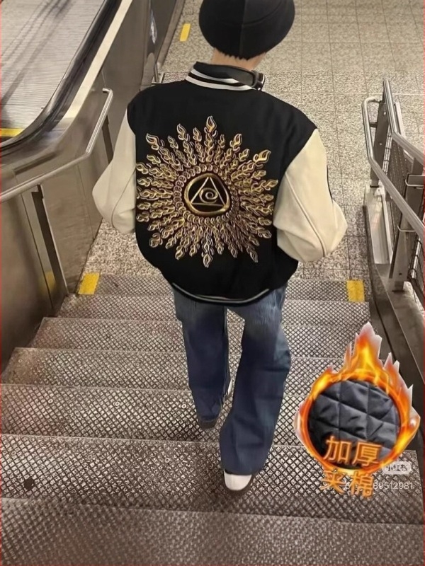 PU bőrhatású bomber dzseki álló gallérral, egyrészes gombolás, laza szabás, hímzett részletek