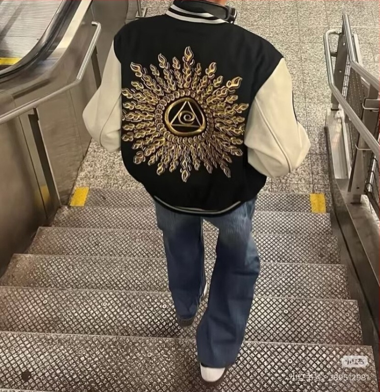 PU bőrhatású bomber dzseki álló gallérral, egyrészes gombolás, laza szabás, hímzett részletek