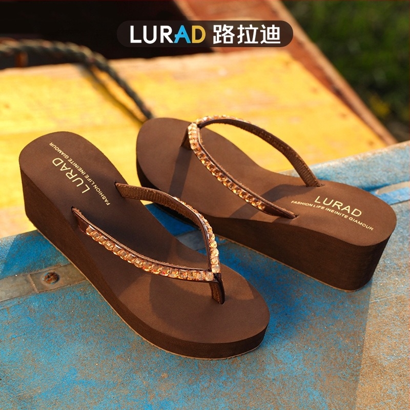 Női nyári papucs magas sarkú flip-flop, csúszásmentes vastag talppal – egyszínű strand papucs