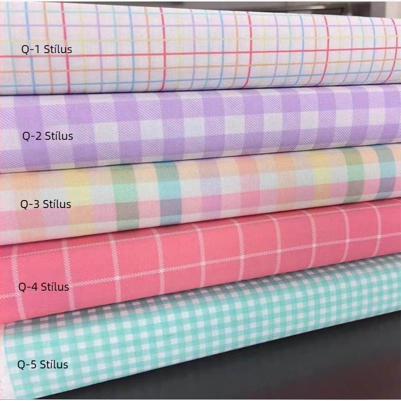 Kockás masnival ellátott textilhátfal rendezvényekhez — selyemvirágokkal, aranyos stílus, helyszín-elrendezési kellék