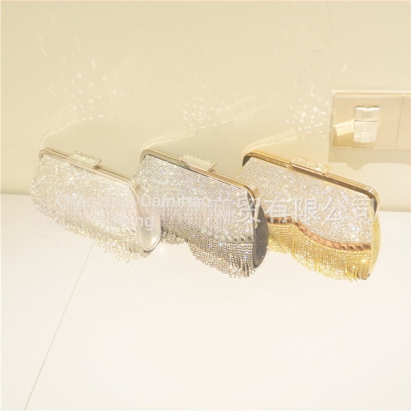 Strasszos csillogó clutch táska – kis négyszögletes estélyi kézitáska, csat zárás, telefon zseb