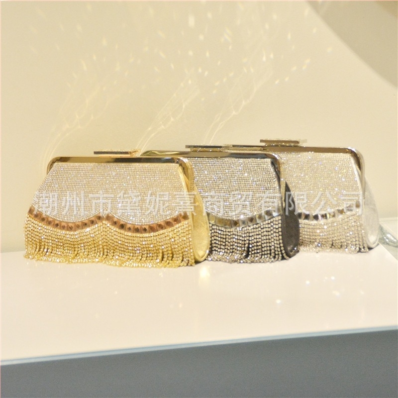 Strasszos csillogó clutch táska – kis négyszögletes estélyi kézitáska, csat zárás, telefon zseb