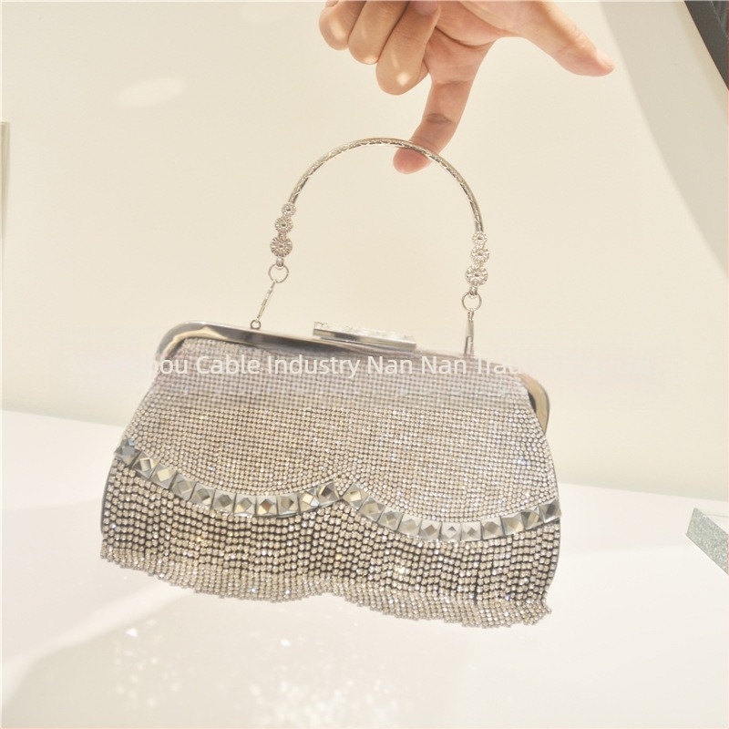 Strasszos csillogó clutch táska – kis négyszögletes estélyi kézitáska, csat zárás, telefon zseb