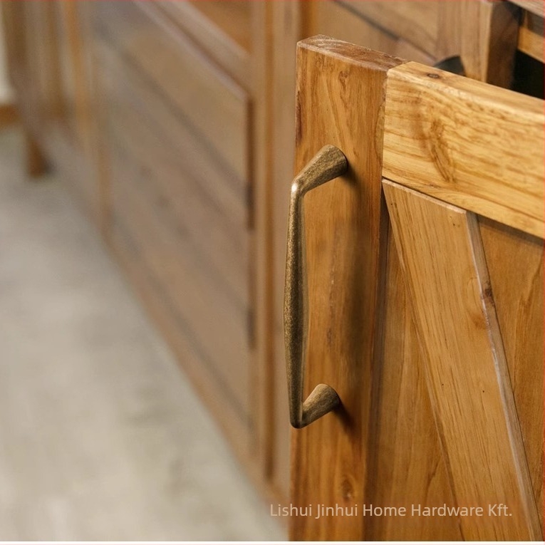 Retro stílusú fogantyú cinkötvözetből, elektroplattázott, szekrényekhez, cipőszekrényekhez és ruhásszekrényekhez