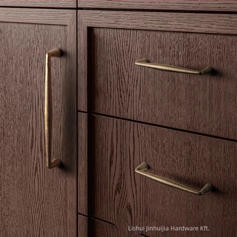 Retro stílusú fogantyú cinkötvözetből, elektroplattázott, szekrényekhez, cipőszekrényekhez és ruhásszekrényekhez