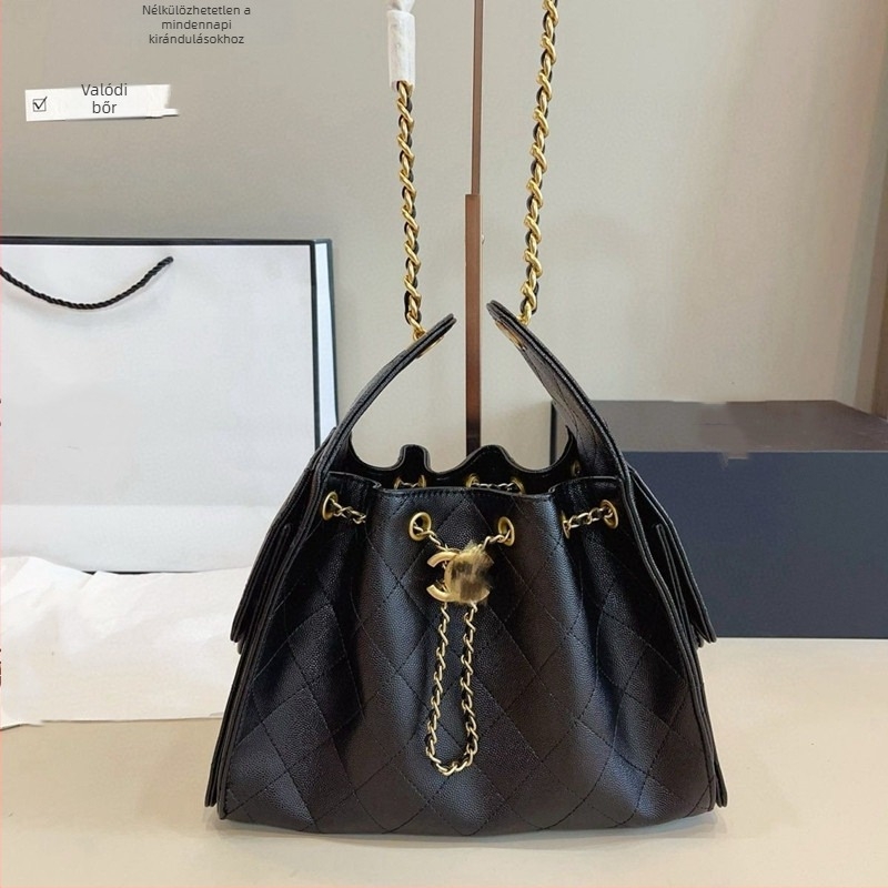 Valódi bőrből készült hobo táska láncos vállpánttal, quiltelt mintázat, zsinóros zárás, közepes méretű crossbody
