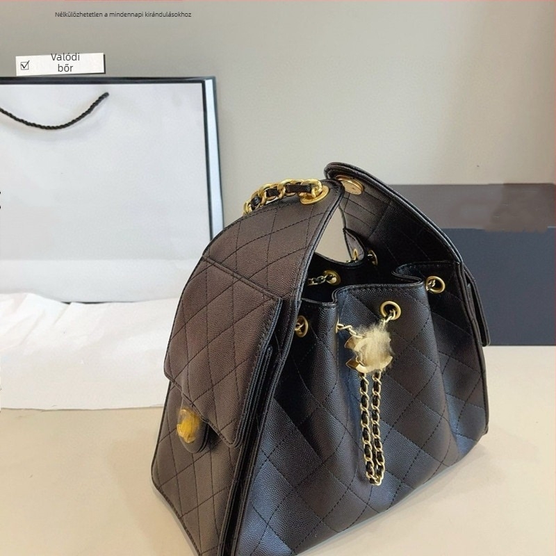 Valódi bőrből készült hobo táska láncos vállpánttal, quiltelt mintázat, zsinóros zárás, közepes méretű crossbody