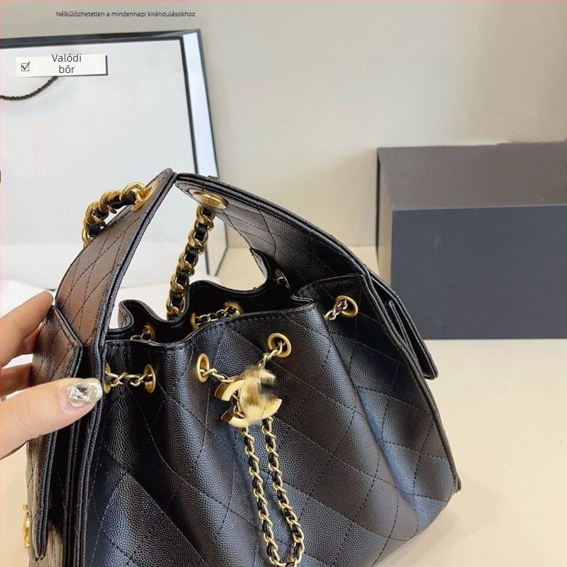 Valódi bőrből készült hobo táska láncos vállpánttal, quiltelt mintázat, zsinóros zárás, közepes méretű crossbody