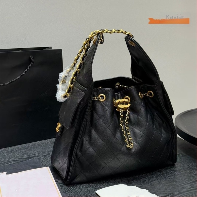 Valódi bőrből készült hobo táska láncos vállpánttal, quiltelt mintázat, zsinóros zárás, közepes méretű crossbody