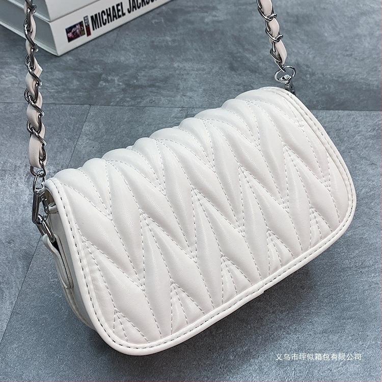 Vállon átívelő crossbody táska poliészterből, horizontális négyzet alakú, belső cipzáras zseb, puha tapintású, 2025 tavasz kiadás.