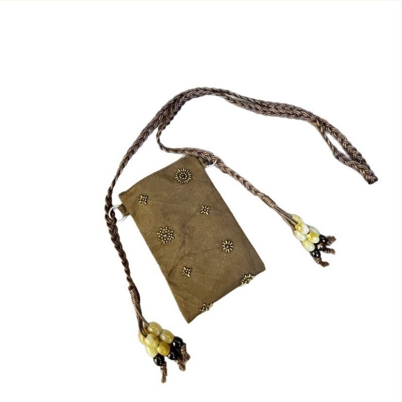 Velúr anyagú gyöngyös hímzett bucket táska, függőleges négyszögletes sziluett, belső telefonzseb, poliészter bélés, tél 2025