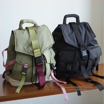 Vízálló hátizsák nylonból, városi minimalist stílus, kapacitás 20 liter alatt, légpárnás vállpántok
