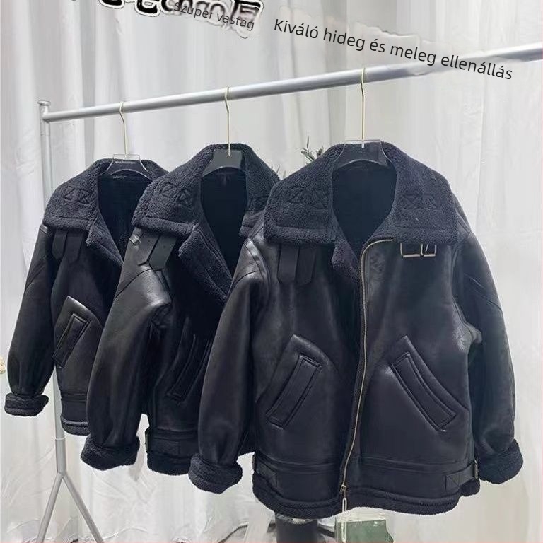 Téli suede motorkerékpáros kabát valós szőrme és juhbőr belsővel, lazább szabás, álló gallér, kétnyílásos zár, patch zsebek