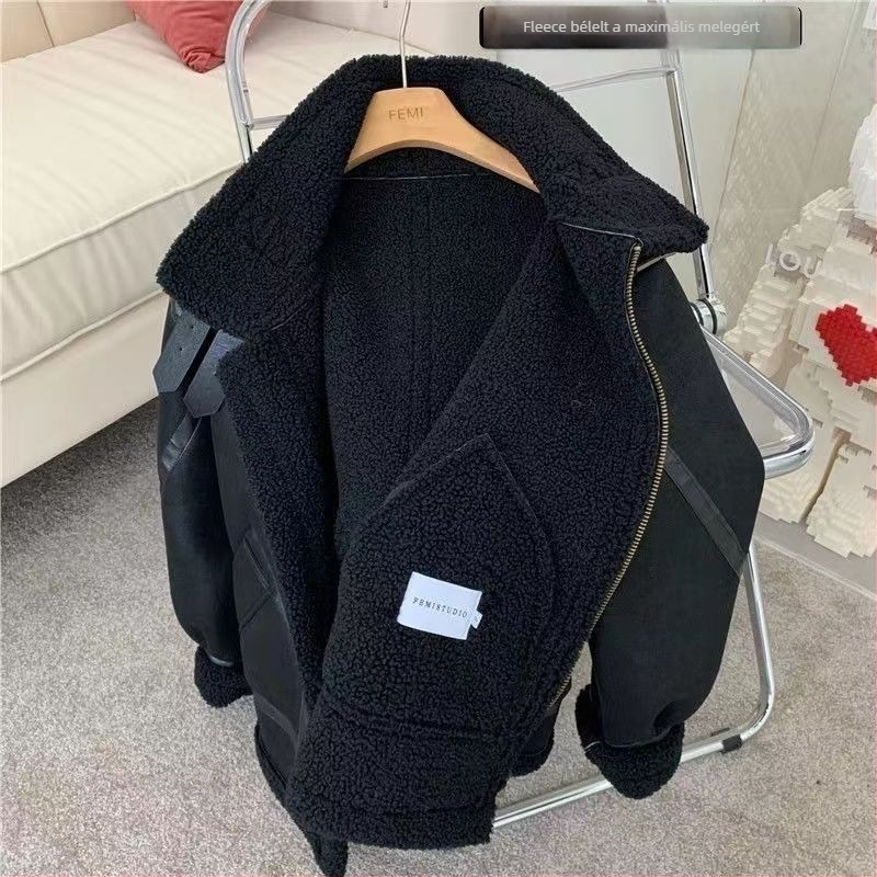 Téli suede motorkerékpáros kabát valós szőrme és juhbőr belsővel, lazább szabás, álló gallér, kétnyílásos zár, patch zsebek