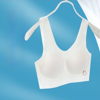 Lányoknak tervezett melltartó-vest, nylon főanyag, 37,4% spandex bélés, teljes kosárú, vékony formázott kosár, rögzített dupla vállpántok.