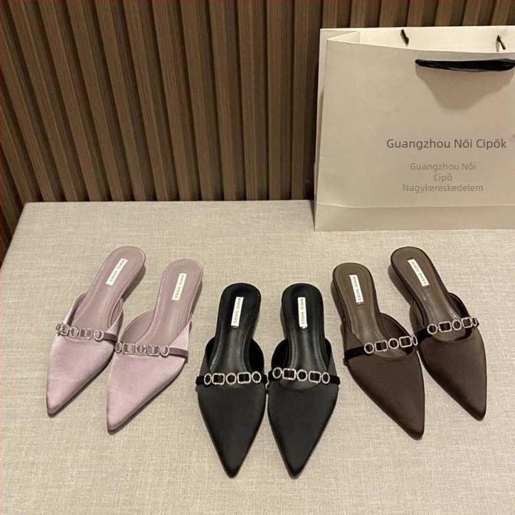 Elegáns női papucs hegyes orrú, slip-on stílusú, alacsony sarkú, selyem felsőrész, gumírozott talp