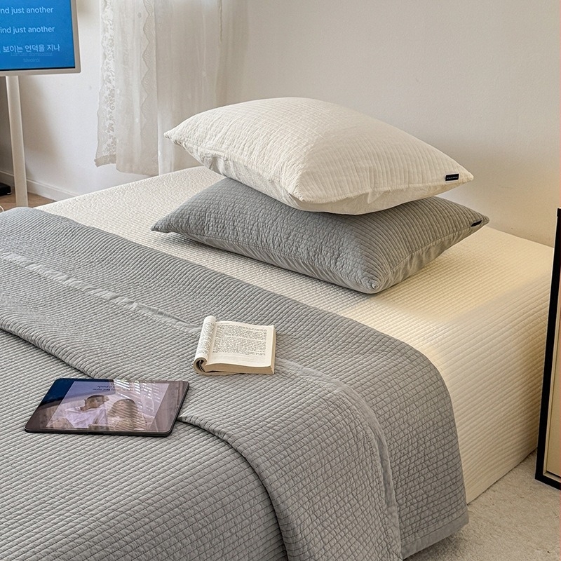 Háromrészes ágyneműfedő készlet, 60 szálas pamut, steppelt, sík szövés, sűrűség 110×98, festett anyag, egyszínű mintázat