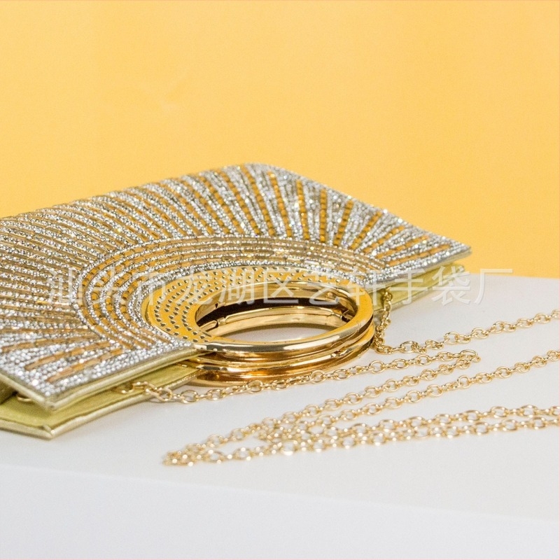 Estélyi kézitáska vállpánttal esküvők és partik számára, egységes színű poliészter, belső zsebek telefonra és dokumentumokra, függőleges négyszög alakú forma, mágneszár, ősz 2025