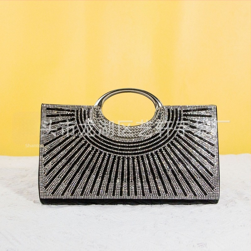 Estélyi kézitáska vállpánttal esküvők és partik számára, egységes színű poliészter, belső zsebek telefonra és dokumentumokra, függőleges négyszög alakú forma, mágneszár, ősz 2025