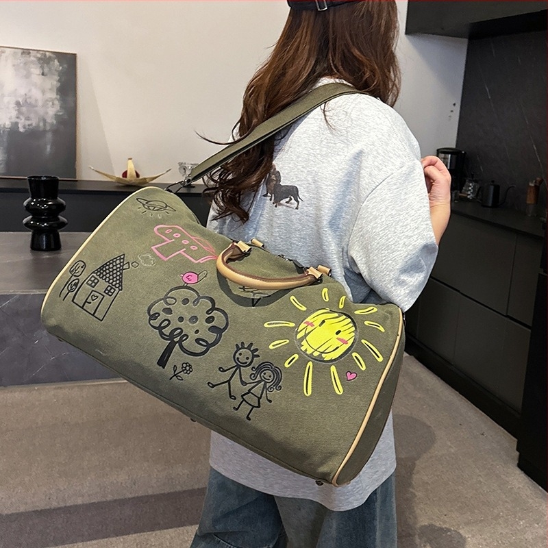 Utazótáska 20–35L kapacitással, vászon anyagból, anime karikatúra mintával, légáteresztő, vízálló és kopásálló, belső poliészter bélés