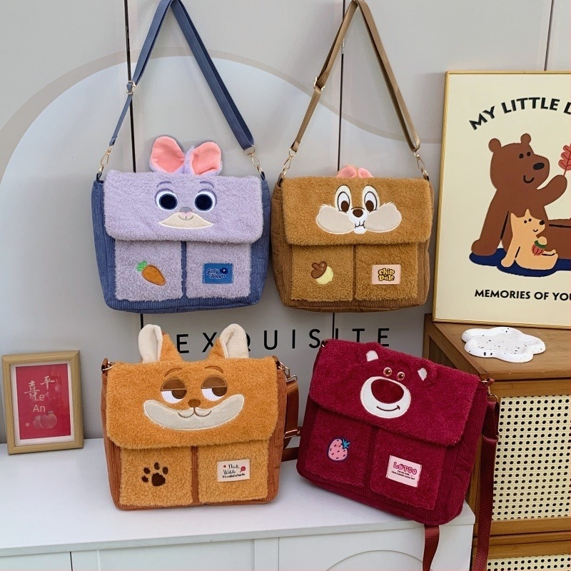 Zootopia Strawberry Bear Qiqi plüssös keresztpántos táska, vászon, függőleges négyszög alak, mágneses zár, telefonzseb