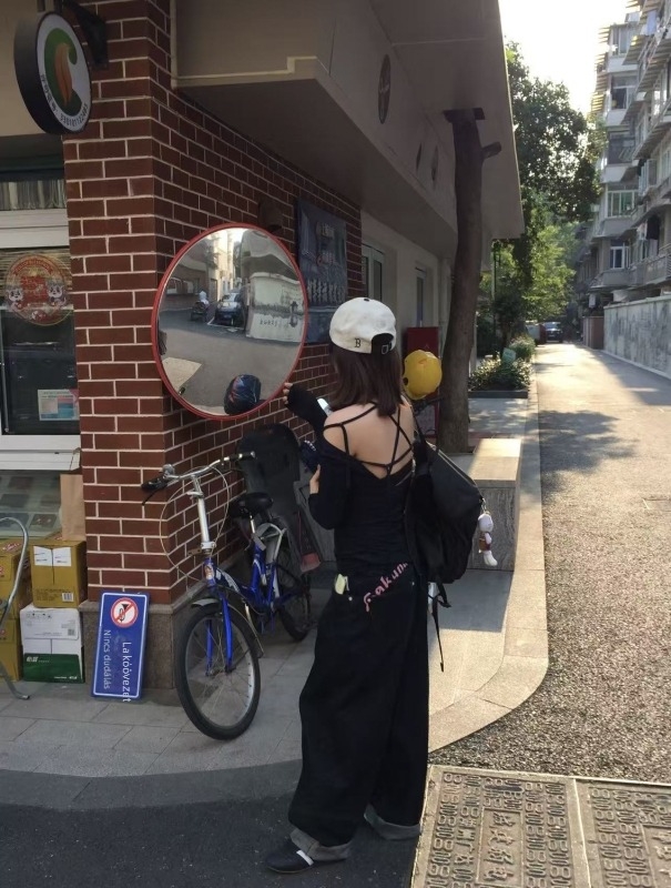 Denim széles lábú nadrág hímzett betűkkel, középmagas derekú, hosszú, casual japán-koreai stílus.