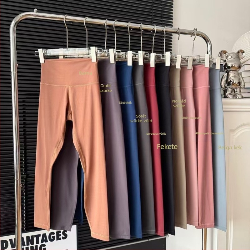 Nylon jóga leggings geometriai mintával, cropped hossz, testhez álló fazon, feneket emelő hatás