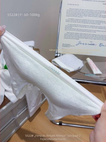 Két szakaszos fejlődésű lányoknak, beépített vékony pamut betét a mellkas területén, környakú, viszkóz 76.6%