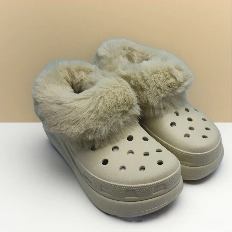 Női Crocs-stílusú papucs plüss béléssel és felhő alakú lukakkal, 6 cm-es magasság növelés, EVA felsőrész és talp, csúszásmentes talp.