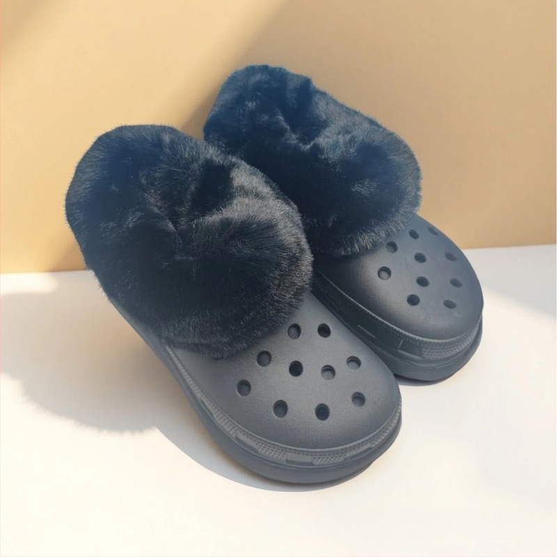 Női Crocs-stílusú papucs plüss béléssel és felhő alakú lukakkal, 6 cm-es magasság növelés, EVA felsőrész és talp, csúszásmentes talp.