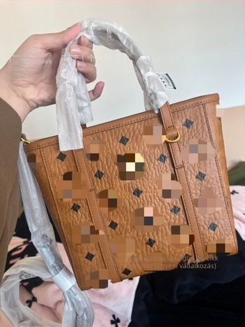 Női Vegetable Basket táska — PVC anyag, vízszintes négyzetes forma, keresztpántos cipzárral, belső cipzáras rekesz és telefonzseb, belső bélés műbőr