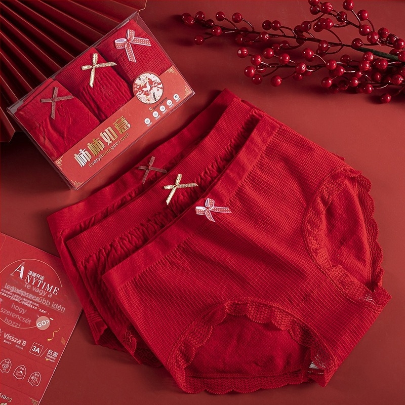 Vörös varrás nélküli középmagas derekú lányoknak szánt háromszög alakú alsónemű, pamut betéttel az ágyék körül, nylon anyagból, díszdobozos csomagolásban