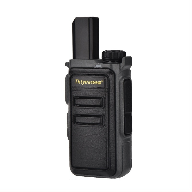 Hordozható walkie-talkie 16 csatornával, 10 W kimenet, 1,5–3 km tartomány, 3–5 km elméleti hatótáv, 4000 mAh akkumulátor