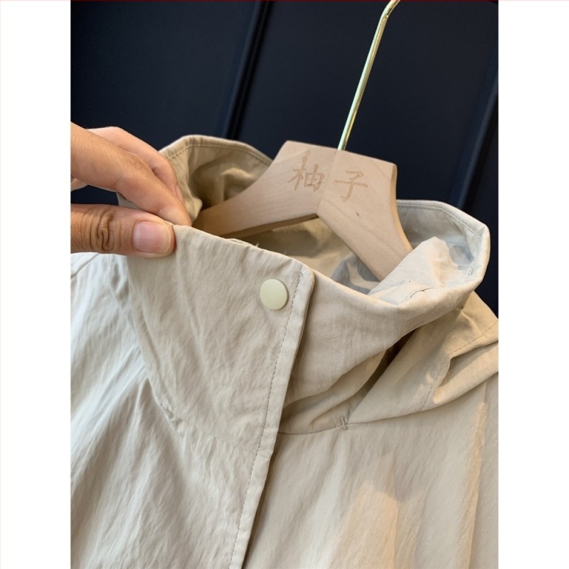 Női kapucnis rövid dzseki pamut-nailon keverékből, egyszínű, lazább szabás, hossz 40–50 cm, hosszú ujjú, cipzár, panel részletekkel, hétköznapi stílus, ősz 2024