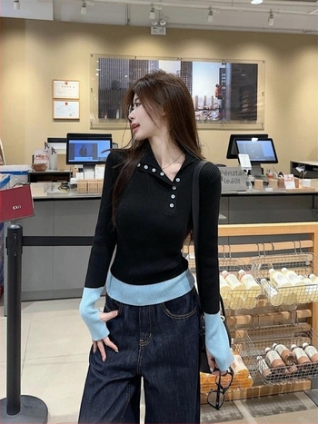 Koreai stílusú slim-fit kötött pulóver galléros, blokkminta, hosszú ujjú