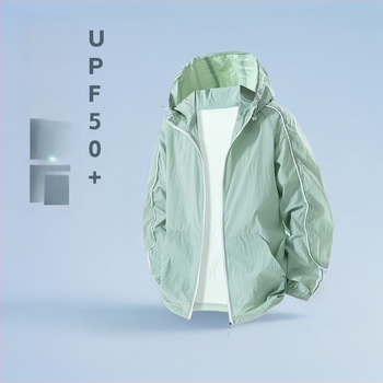 UV-védelmes trench kabát kapucnival, vékony nylon anyag, bő szabás, logóval ellátott nyomat, cipzáras zárás